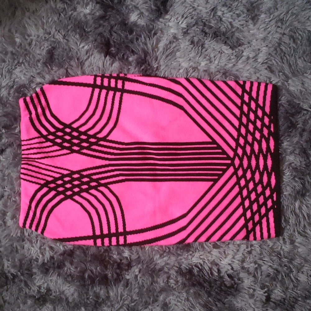 Here Collection.. M.. bright pink and black skirt